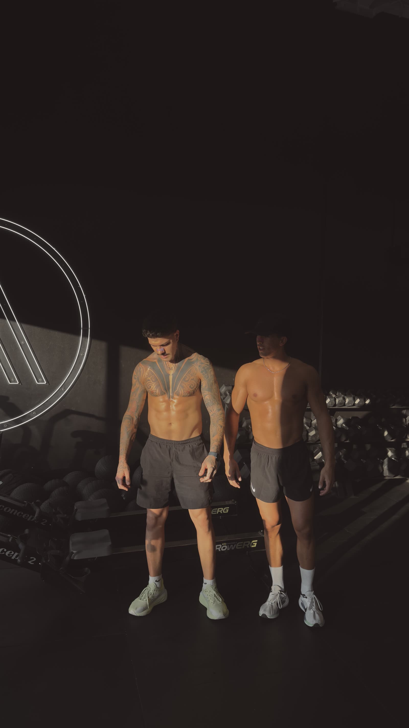 Entrenando acompañado en el gimnasio